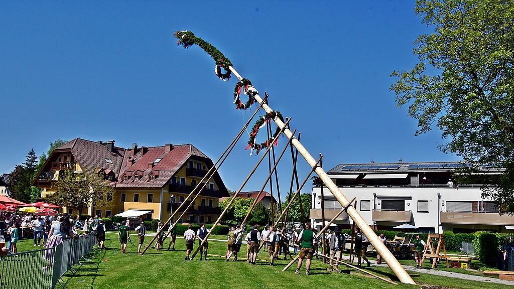 Maibaumaufstellen in Grödig