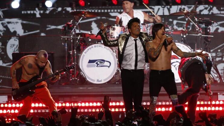 Bruno Mars & Red Hot Chili Peppers live beim Super Bowl 2014