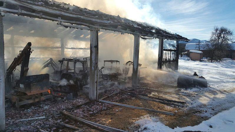 Maschinenhalle in Thalgau in Brand
