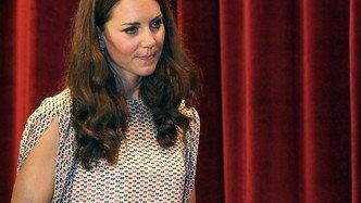 Wölbt sich da ein Babybauch unter dem Kleid der Herzogin?