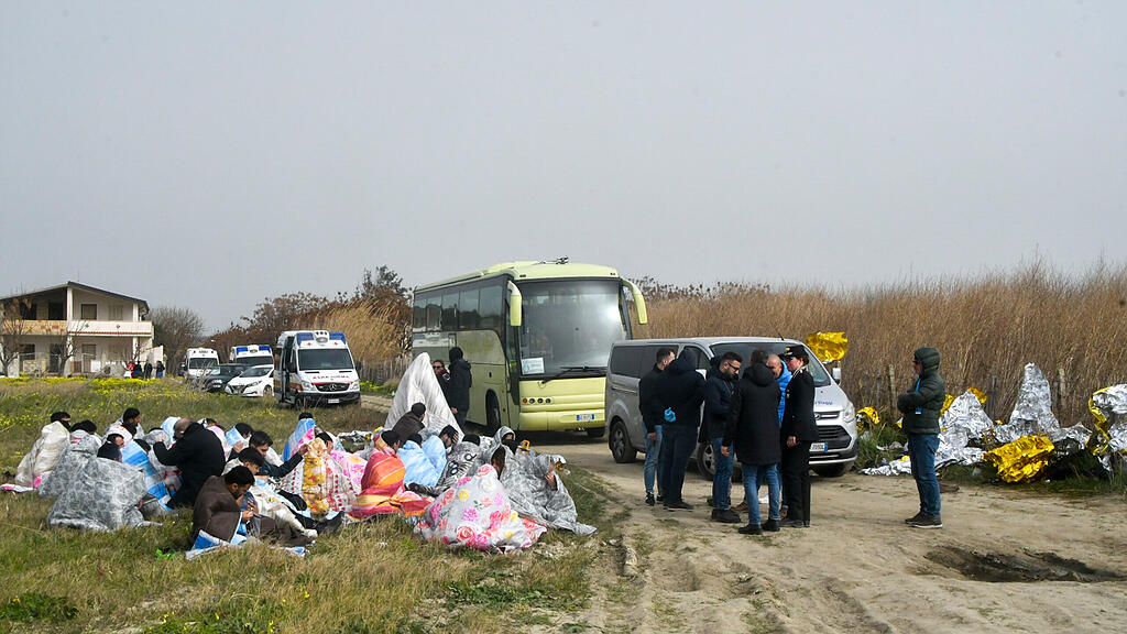 Fl\u00fcchtlingstrag\u00f6die: Dutzende Leichen an Italiens Str\u00e4nde angesp\u00fclt