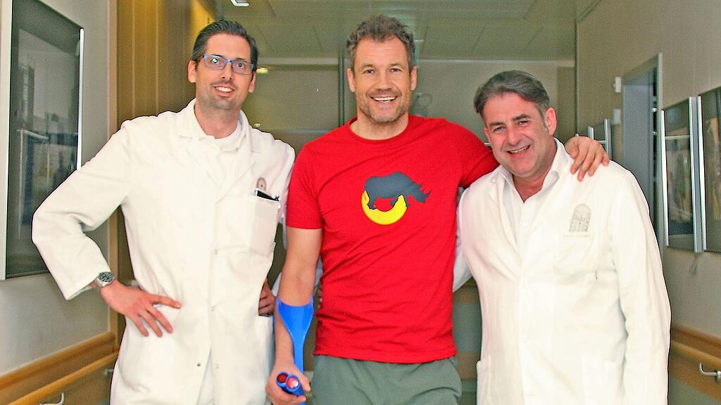 Armin Assinger wurde aus dem Krankenhaus Schwarzach im Salzburger Pongau entlassen. Im Bild mit Oberarzt Florian Straßer (l.) und Primar Manfred Mittermair.