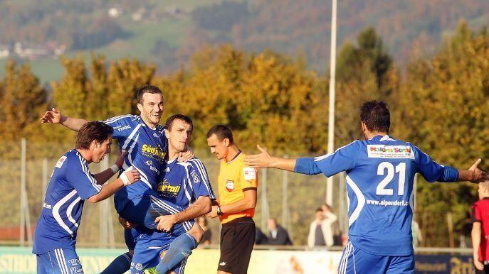 St. Johann drehte den Rückstand und konnte am Ende doch noch jubeln. Sreco und Barnjak (mitte) schossen die Pongauer ins Landescup-Halbfinale.