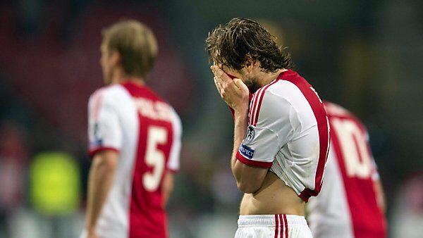 Ajax steht mit dem Rücken zur Wand
