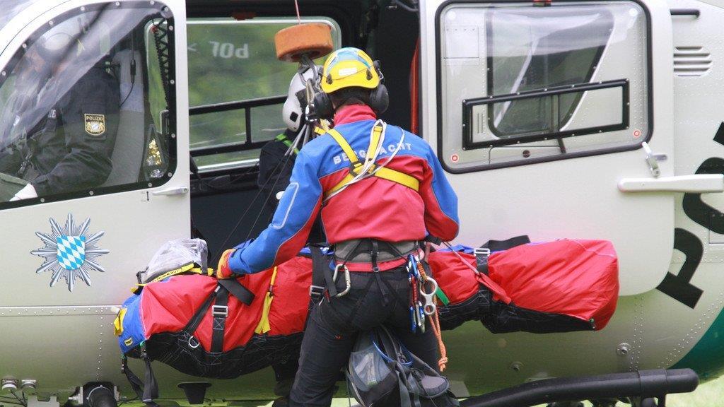 Bergsteiger stürzt in Kluft