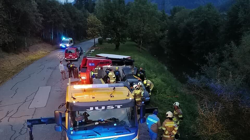 Bruck: Auto stürzt in Kanal