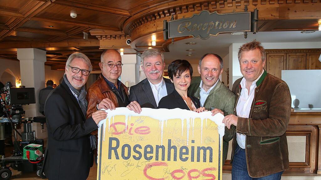 Im Bild (v.li.): Dennis Voss (Produktionsleiter), Alexander Duda (Schauspieler), Alexander Ollig (Produzent), Katharina Stemberger (Schauspielerin), Leo Bauernberger (SLTG) und Johann Höllwart (Hotel Oberforsthof) im Hotel Oberforsthof in St. Johann/Alpendorf.