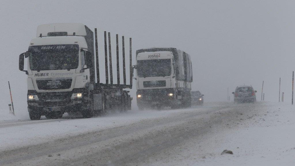 Schnee und Verkehrschaos auf den Straßen II