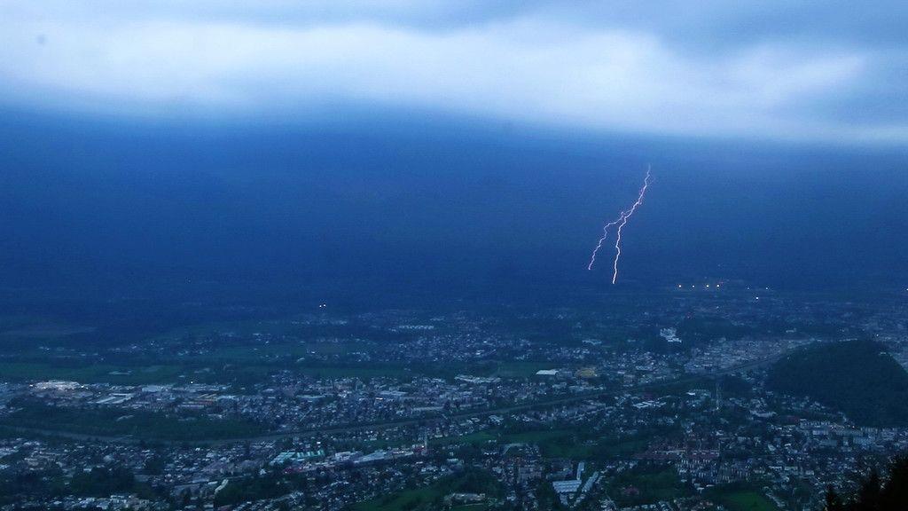 Blitzspektakel über der Stadt Salzburg
