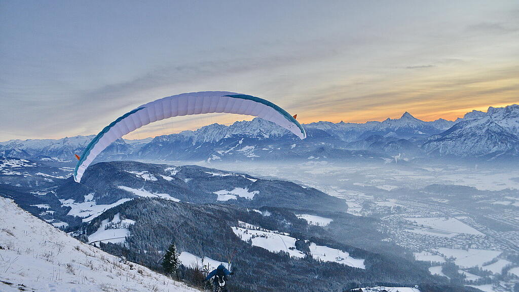 1. Adventlichterlflug der Paragleiter \u00fcber der Stadt Salzburg