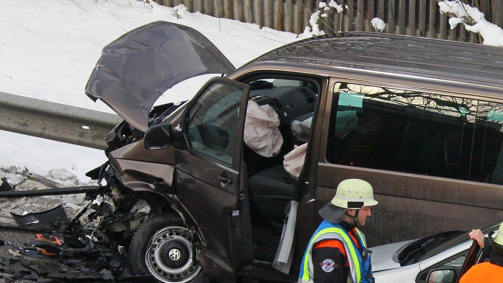 Schwerer Crash auf B20
