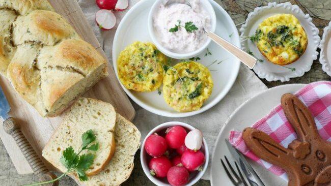 Der Frühstückstisch an Ostern wird mit diesen Rezepten bunt gedeckt.