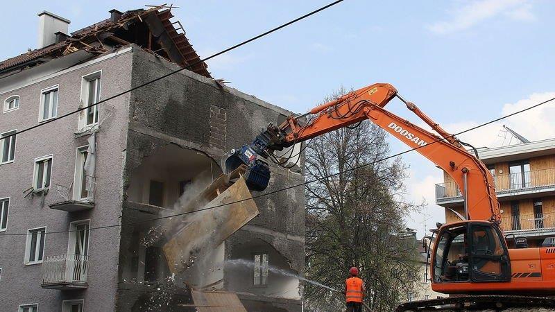 Bagger frisst sich durch Wohnblock