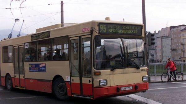 Jeder dritte Salzburger fährt öfters mit Bus oder Bahn.