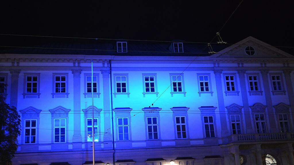 Schloss Mirabell blau angeleuchtet, chronisches Erschöpfungssyndrom,