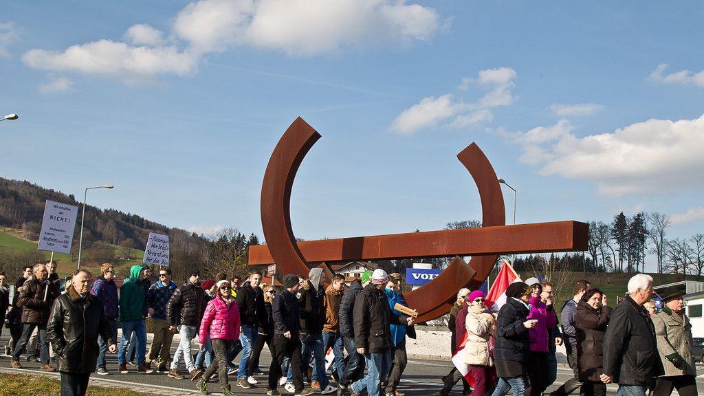 200 Personen demonstrieren gegen Asyl-Großquartier in Straniakstraße