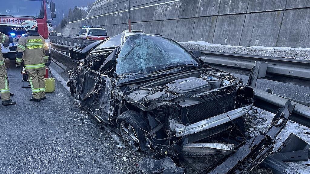 A10 bei Hüttau: Sattelschlepper contra Pkw