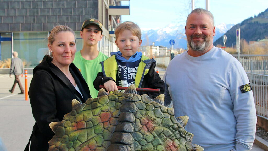 Die Dinosaurier sind los Giganten im Ziegelstadel Hallein