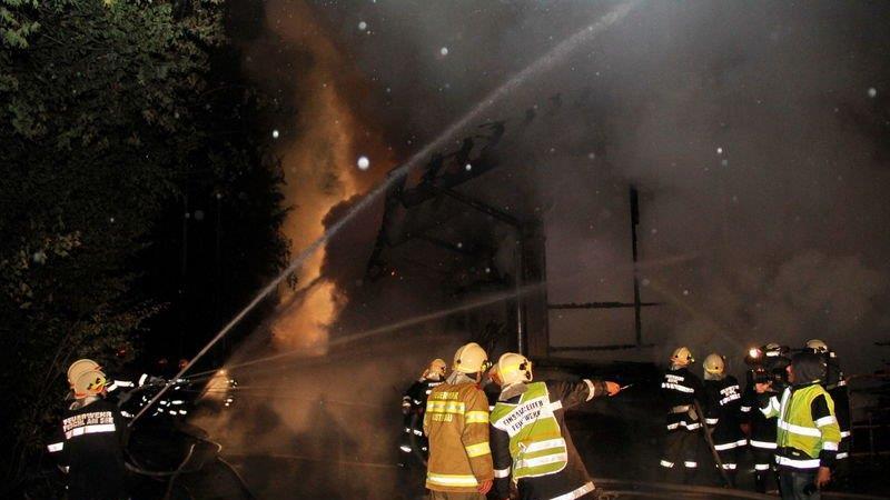 Sägewerk in Vollbrand: Löscharbeiten