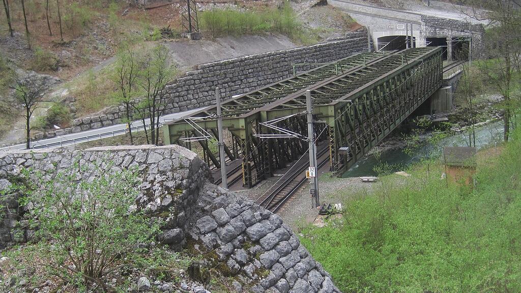 Die Eisenbahnbrücke ist am Ende ihrer technischen Lebensdauer angelangt und wird nun ersetzt.