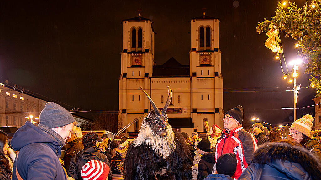 Alt Gnigler Krampusse beim Weihnachtsmarkt am Mirabellplatz
