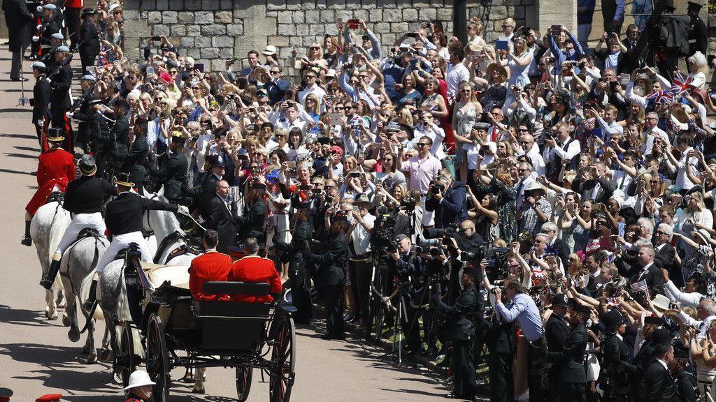 Royale Hochzeit: Schillernde Kutschfahrt durch Windsor