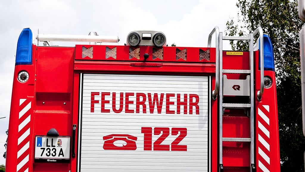 Vier Menschen wurden bei dem Frontalzusammenstoß leicht veretzt.
