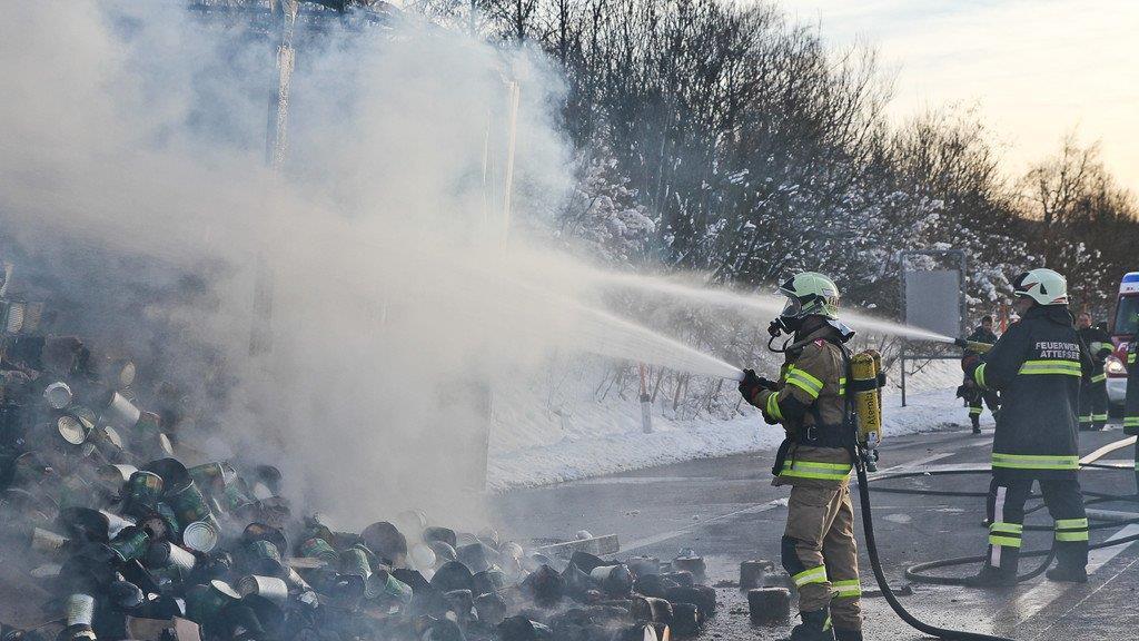 Lkw-Anhänger brennt auf A1 aus