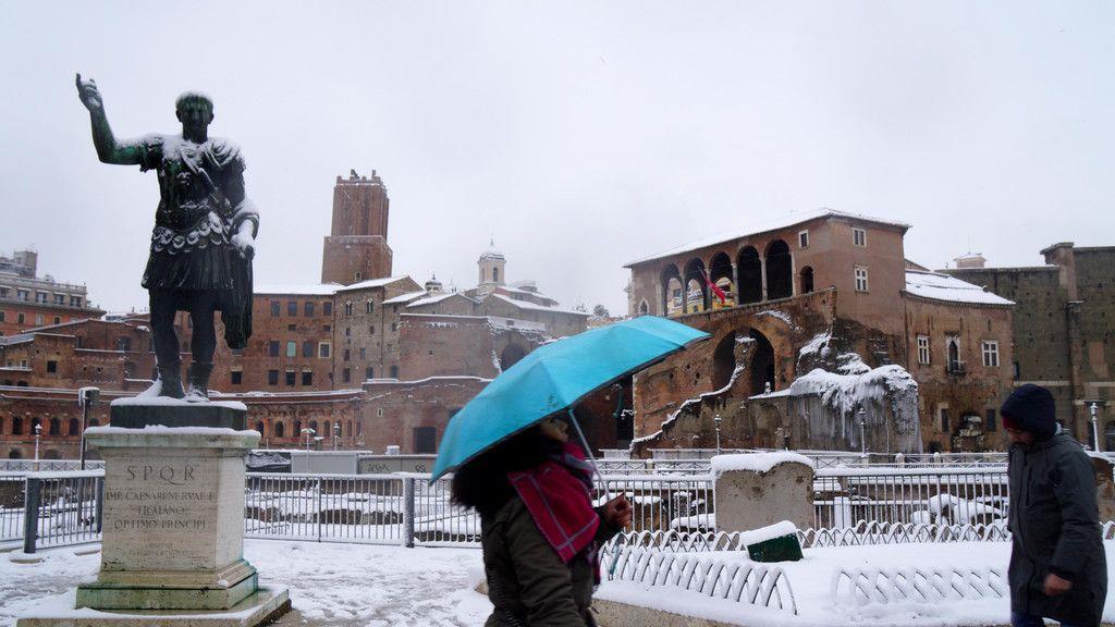 Rom versinkt im Schnee