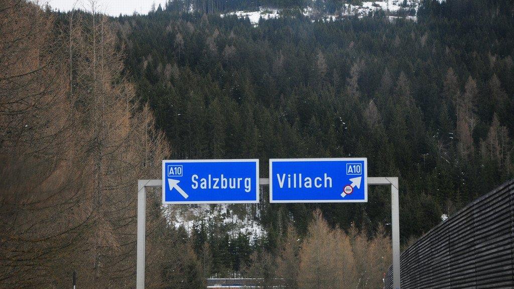 Schneechaos führt zu Stau auf A10