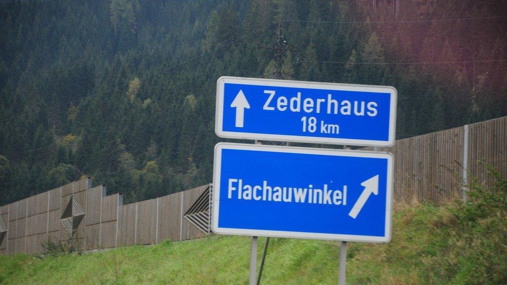 Pkw rast Polizei davon