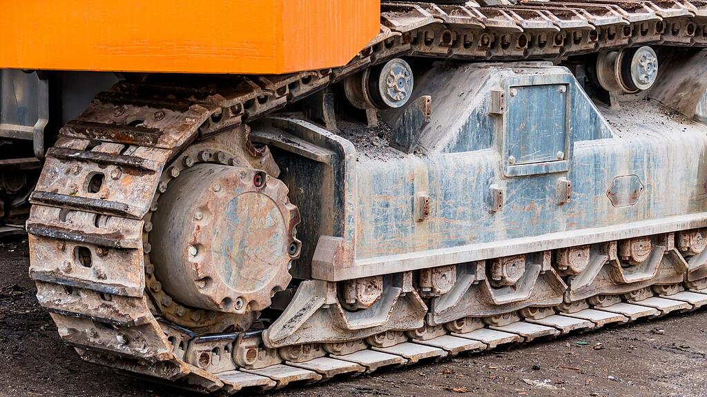 Der Unterschenkel des Mannes wurde vom Kettenantrieb des Baggers überrollt.