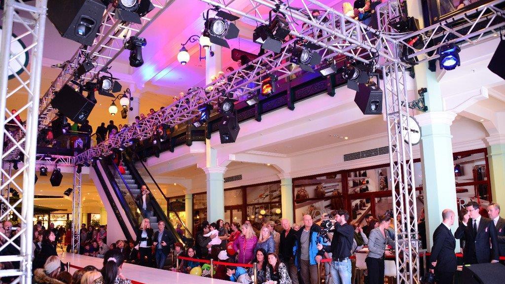 Modenschau im Outlet Center
