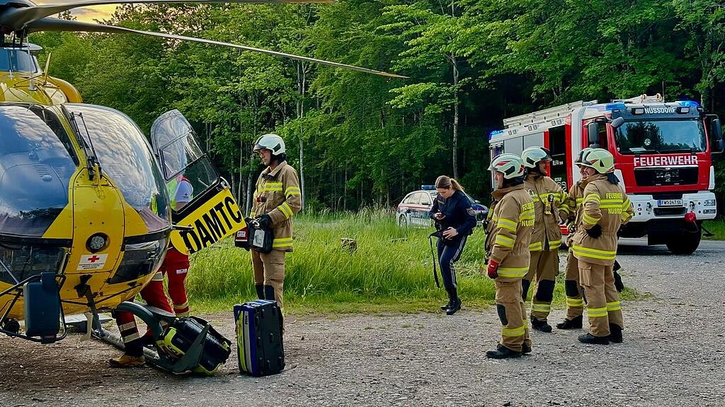 Motorradfahrer prallt in Nußdorf gegen Baum