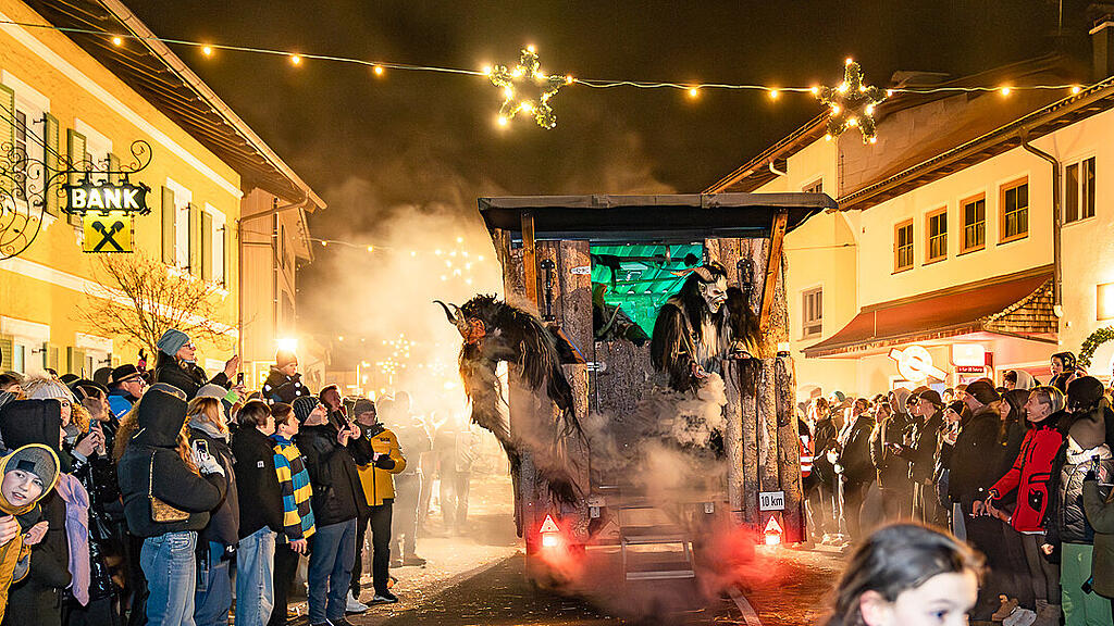 Krampuslauf im Ortszentrum, Großgmain