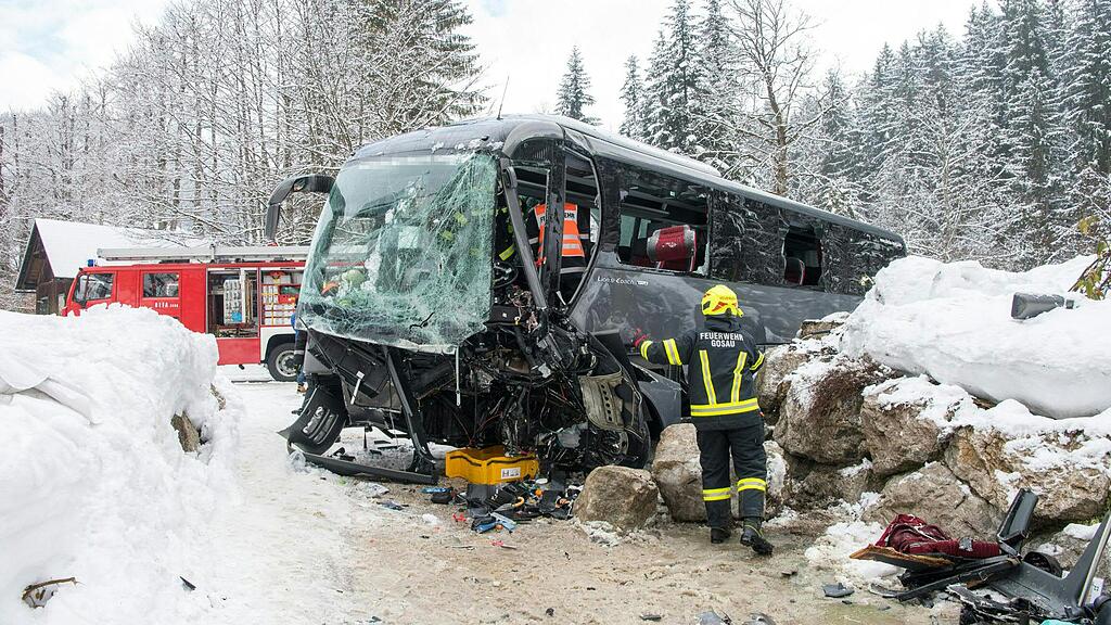 Der Bus prallte in eine Steinmauer.