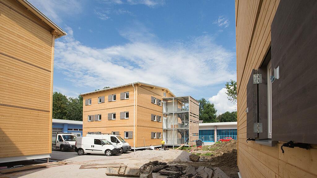 In der Stadt Salzburg, in Seekirchen und in Tamsweg wurden Holzhäuser errichtet.