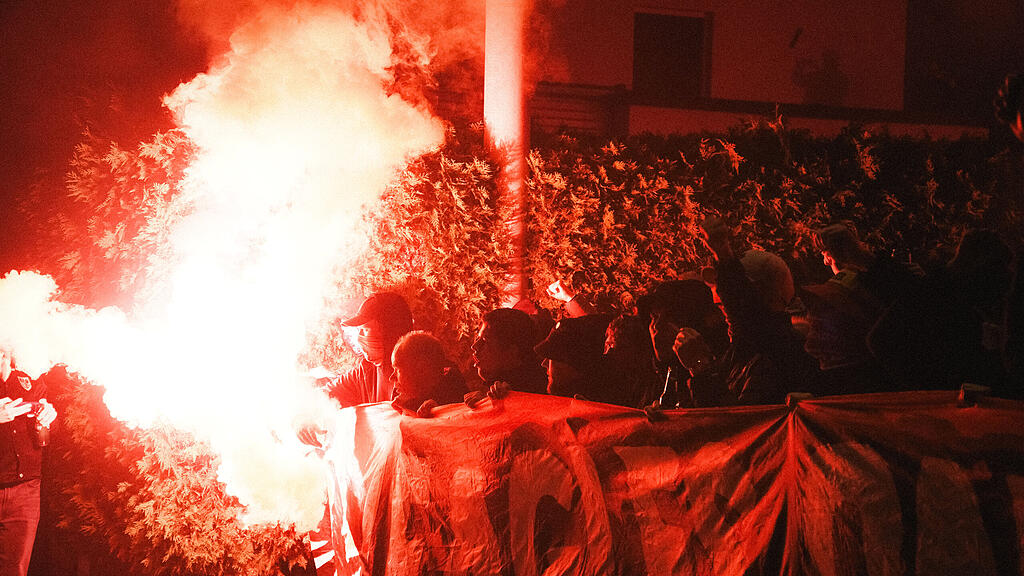 Fanmarsch von Go Ahead Eagles in Salzburg