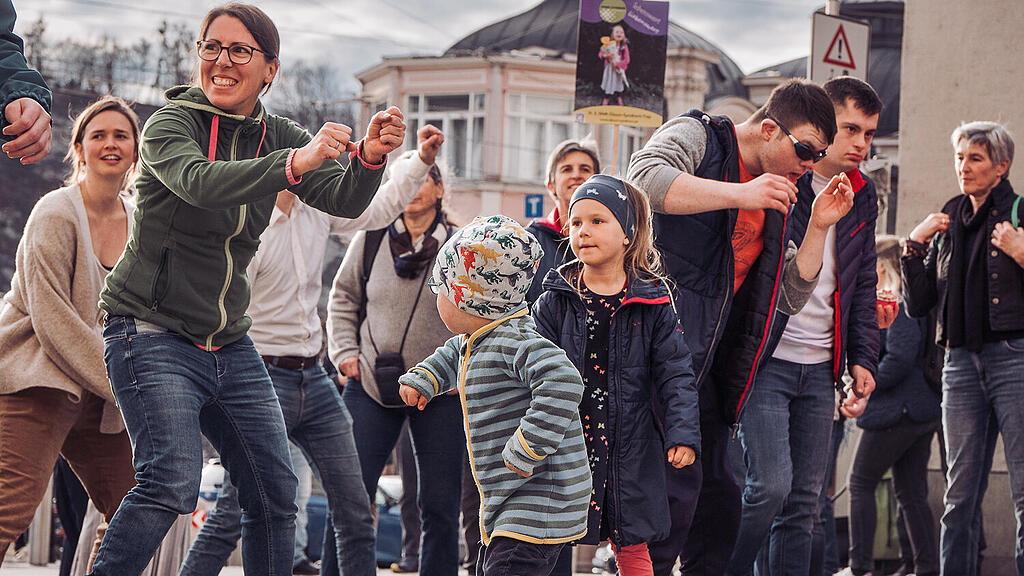 Flashmob-Tanzen am Welt-Down-Syndrom-Tag