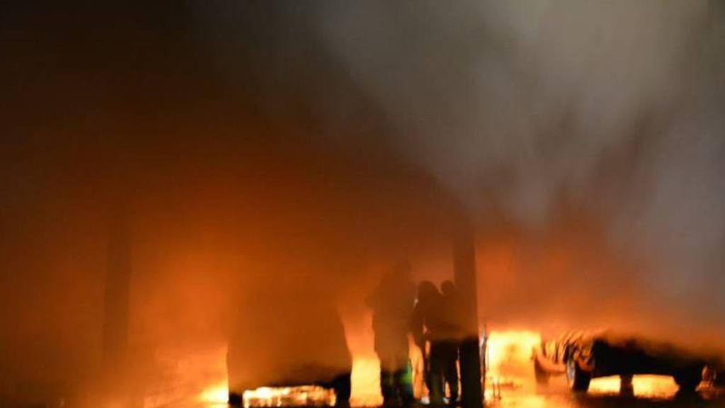 Halleiner Feuerwehrleute bekämpfen die Flammen mit Atemschutz von innen.