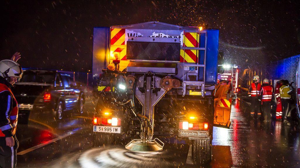Zwei Verletzte bei Unfall mit Klein-Lkw auf A1