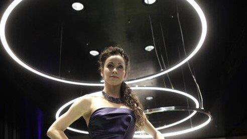 Künstlerinnen präsentieren Roben für Opernball 2014