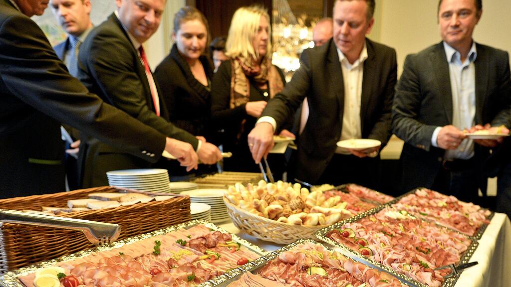 In einer Pause gibt es für die Parlamentarier eine "Schinken-, Speck- und Wurstjause".