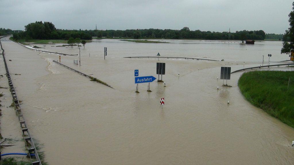 A8 überflutet
