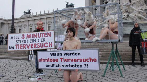 Am Montag hatten Tierschützer vor dem Parlament demonstriert, am Dienstag wurde das neue Gesetz beschlossen.