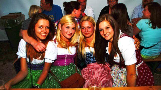 Dresscode Dirndl und Lederhosen waren am Freitag beim Hallwanger Waldfest angesagt.