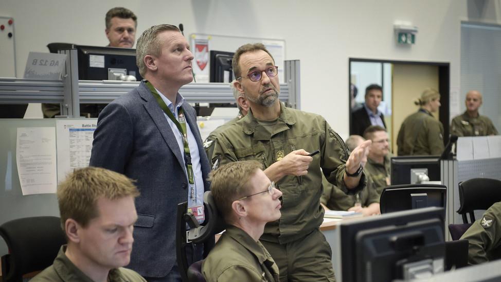 Kunasek besucht Regierungsbunker