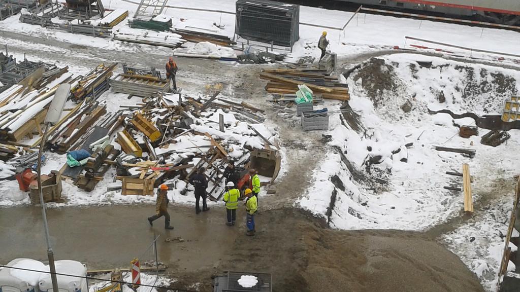 Arbeiter stürzt in Baugrube