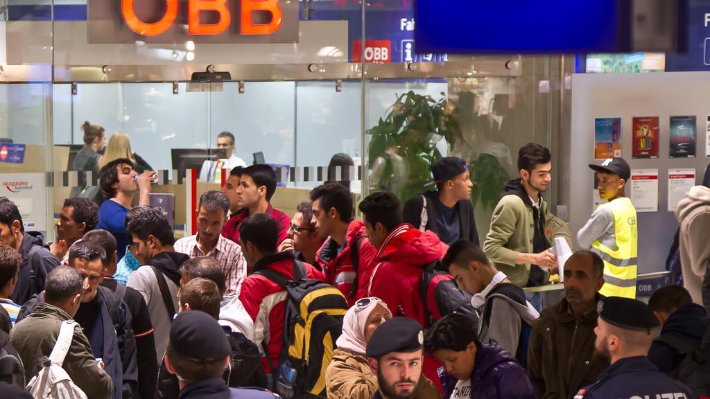 Flüchtlinge in Salzburg: Hauptbahnhof in der Nacht auf Mittwoch