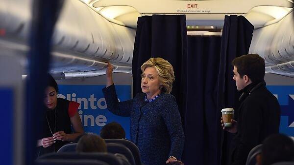 Clintons E-Mail-Affäre soll noch genauer untersucht werden